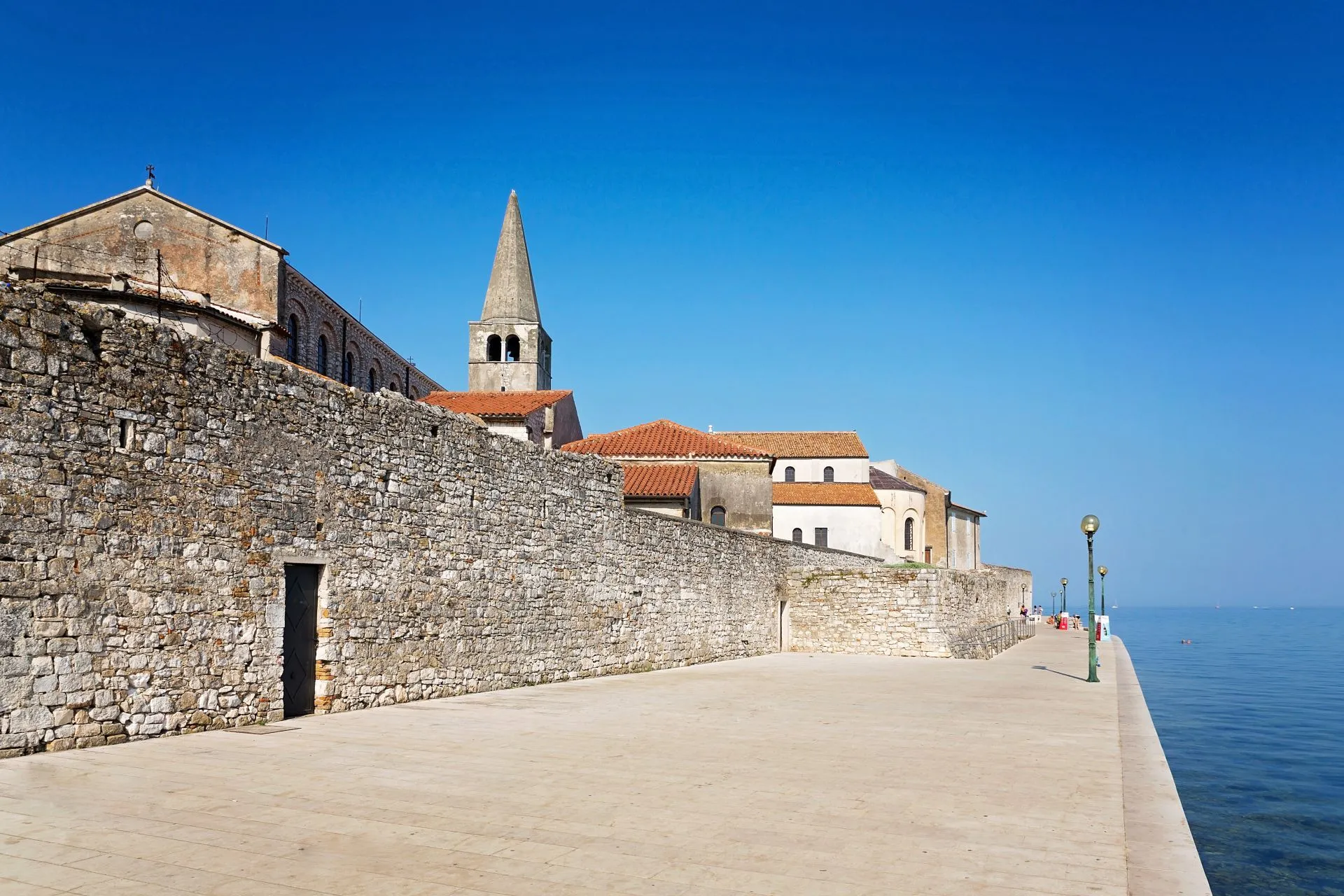 Promenade nahe der Altstadt von Porec